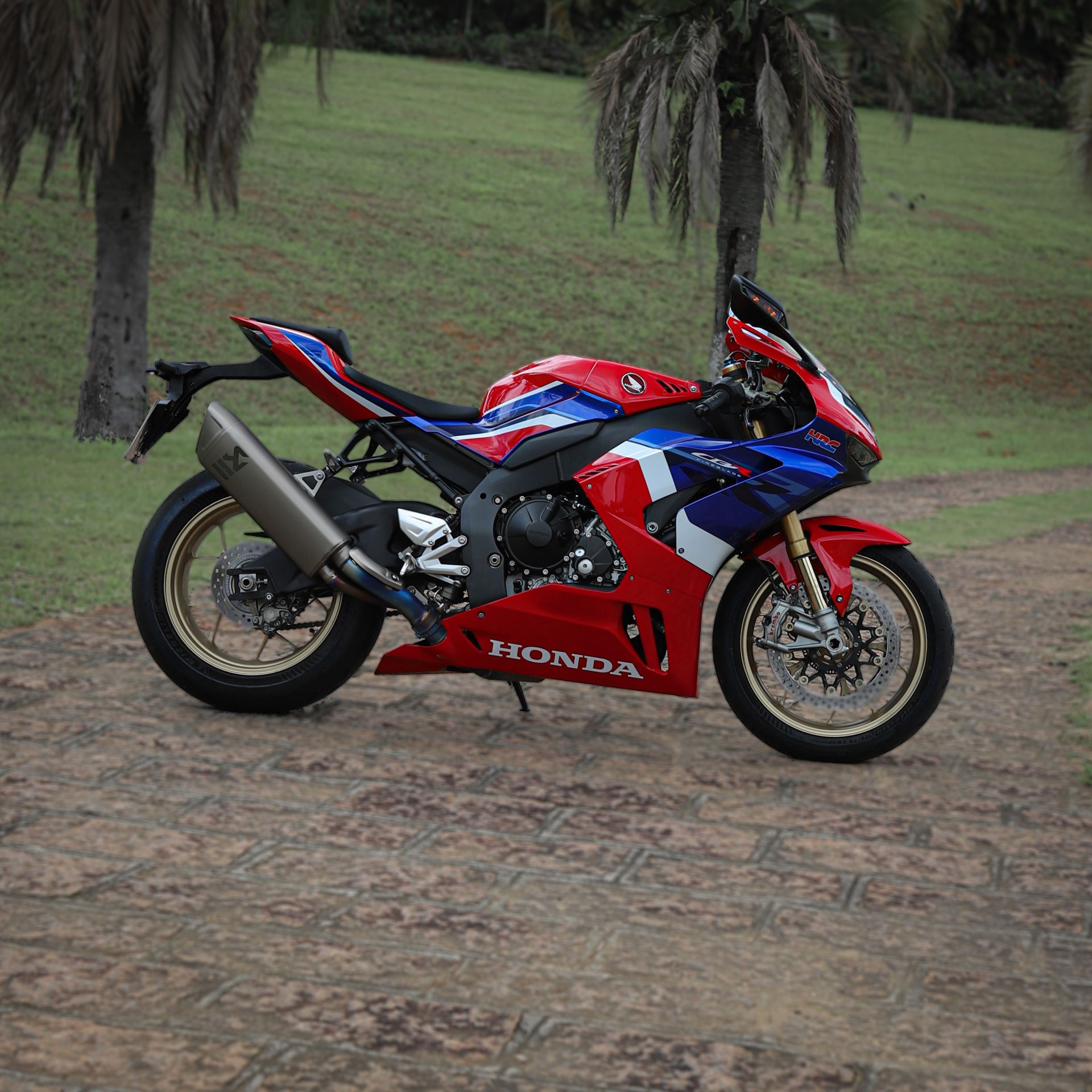 HONDA - CBR 1000RR-R FIREBLADE OU 150 MIL NO PIX!!