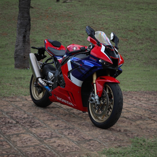 HONDA - CBR 1000RR-R FIREBLADE OU 150 MIL NO PIX!!